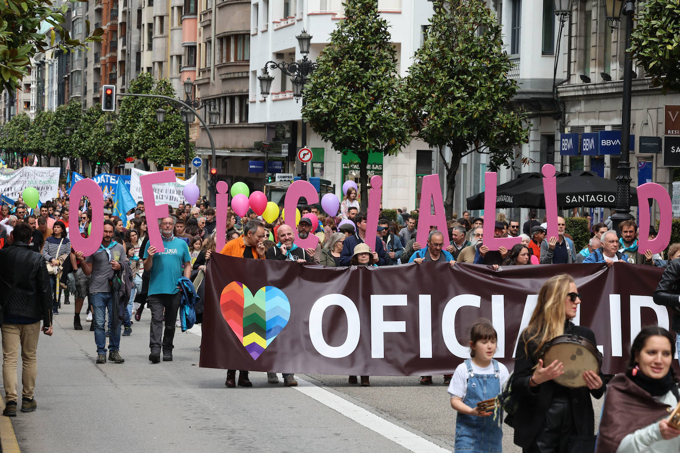 Las imágenes que deja la manifestación en Oviedo por la oficialidad del asturiano