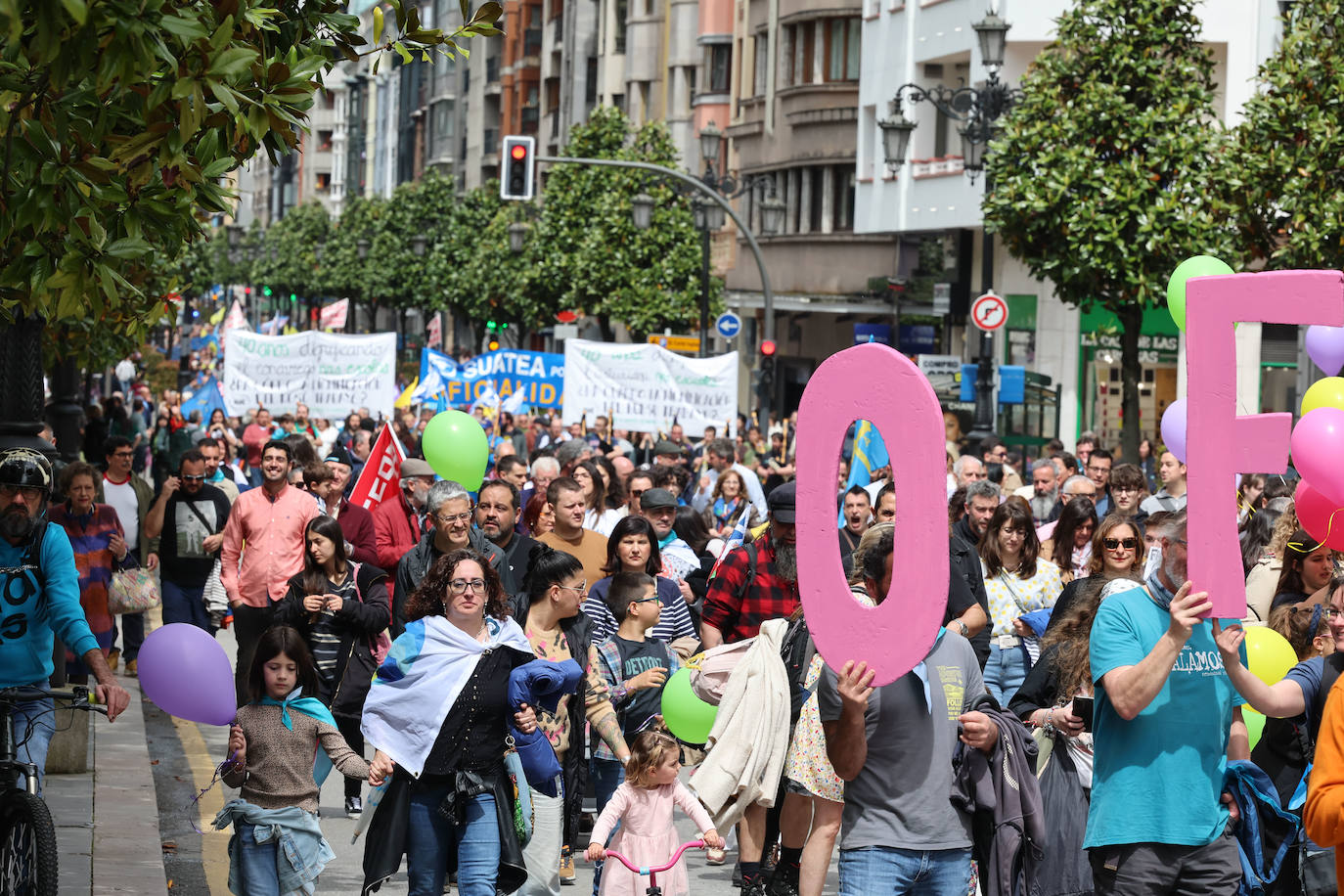 Las imágenes que deja la manifestación en Oviedo por la oficialidad del asturiano