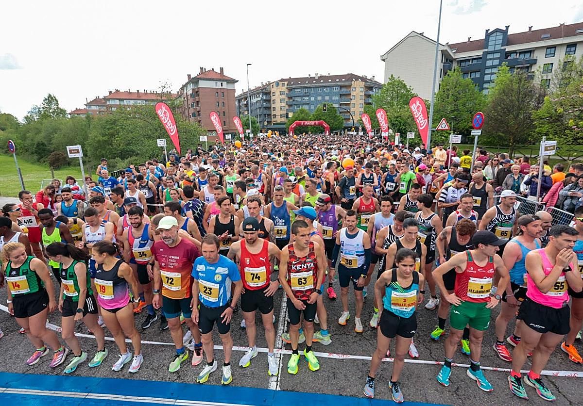 Los participantes de la Media Maratón de Gijón, en la salida.