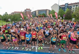 Los participantes de la Media Maratón de Gijón, en la salida.