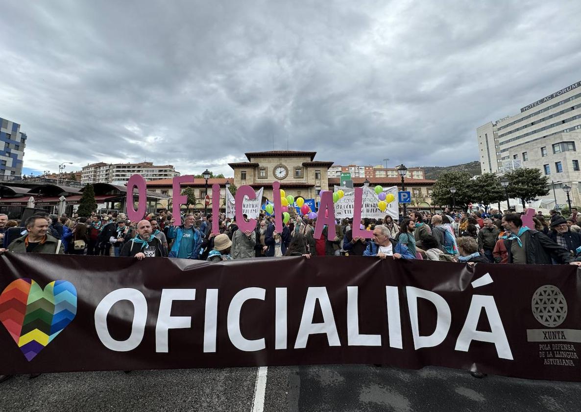 Manifestación por la oficialidá del asturiano.