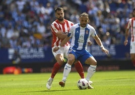 Una jugada durante el encuentro Espanyol-Sporting