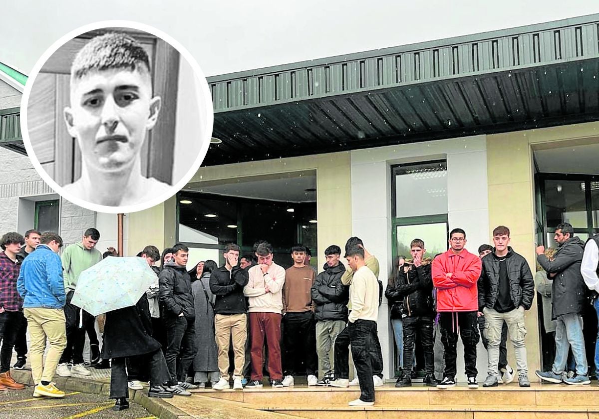 Compañeros de trabajo y amigos del joven Daniel Diego Vigil, en el exterior del tanatorio de Pola de Siero.