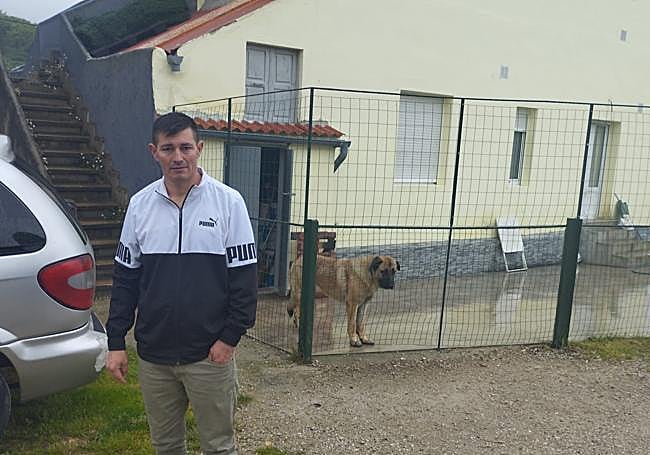 Pelayo Molinas, delante del perro de la familia.
