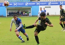 Una jugada durante el encuentro del Real Avilés y el Ourense, este domingo.