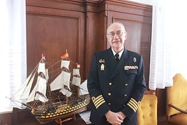 El jefe de la Comandancia Naval de Gijón, Luis Vicente Márquez Montero, en la sede gijonesa.