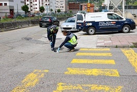 Agentes de la Policía Científica recaban pruebas.