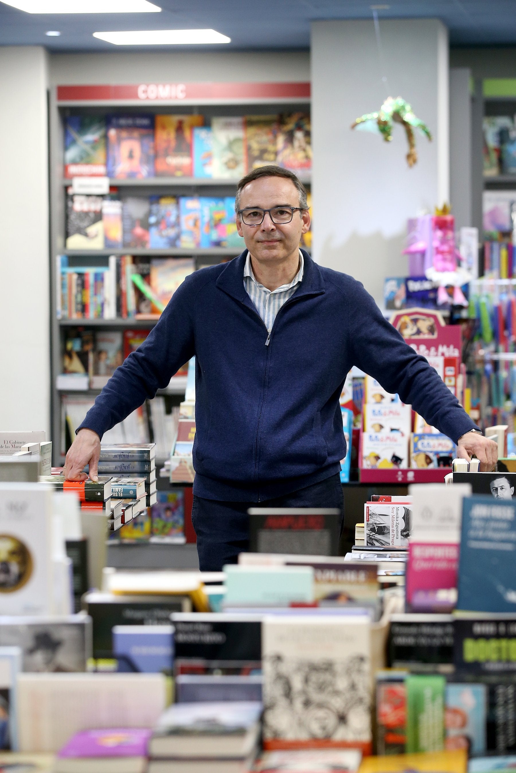 Enrique Maradona posando en el interior de su librería, 'Pasa página'.