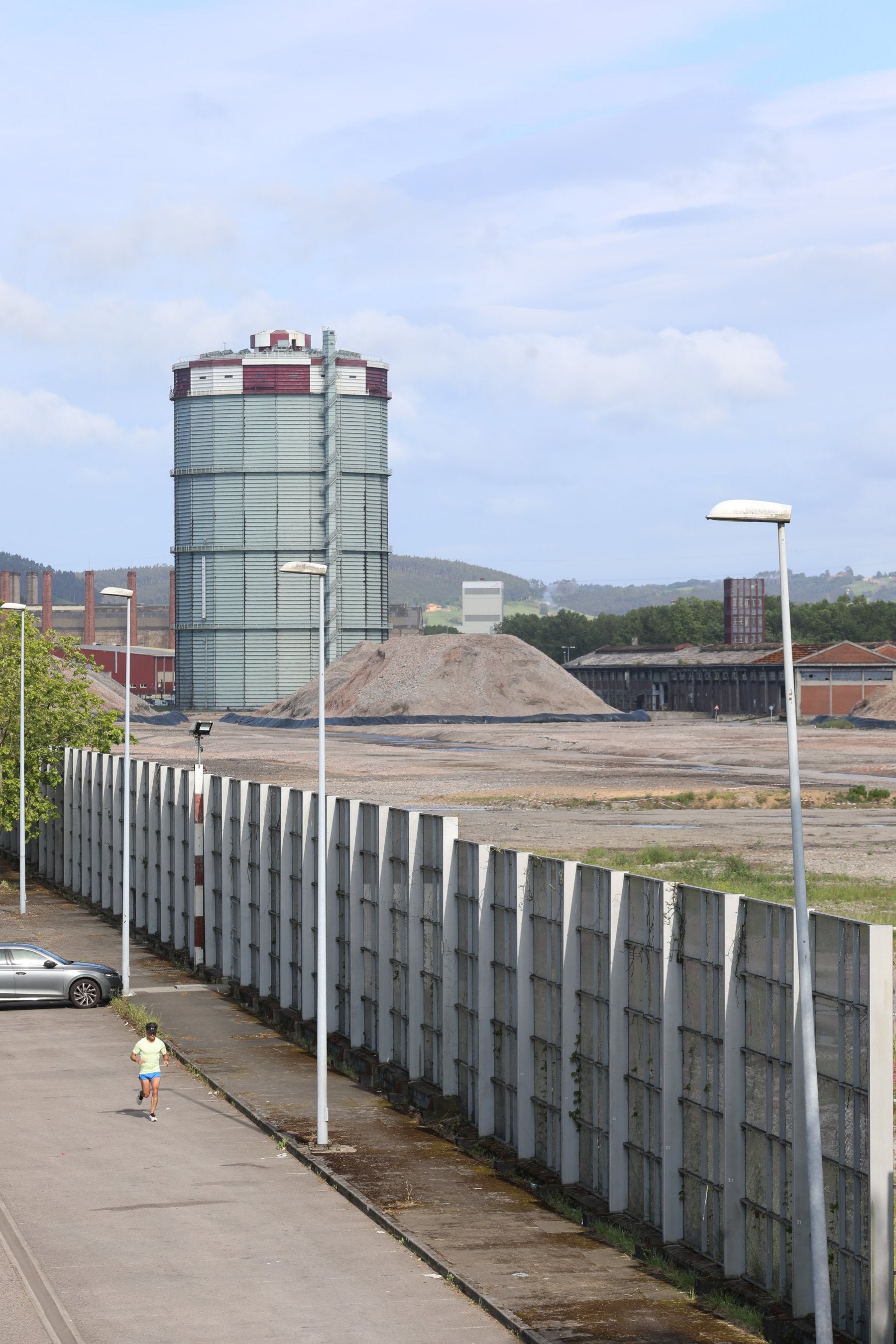 Sobre el terreno, ya sin las baterías, quedan toneladas de material que se reutilizará en la urbanización.