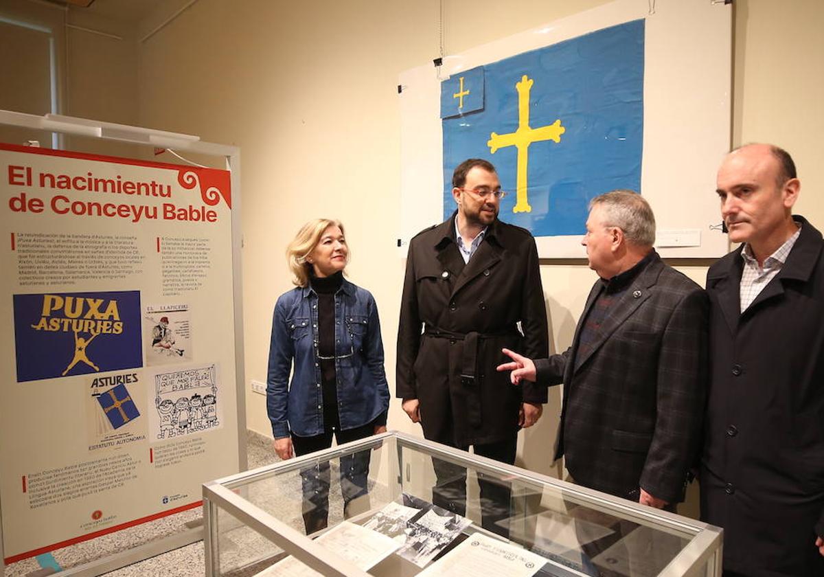 El principado del Principado de Asturias, Adrián Barbón, visita la exposición 'Conceyu Bable nel so tiempu', en Oviedo.