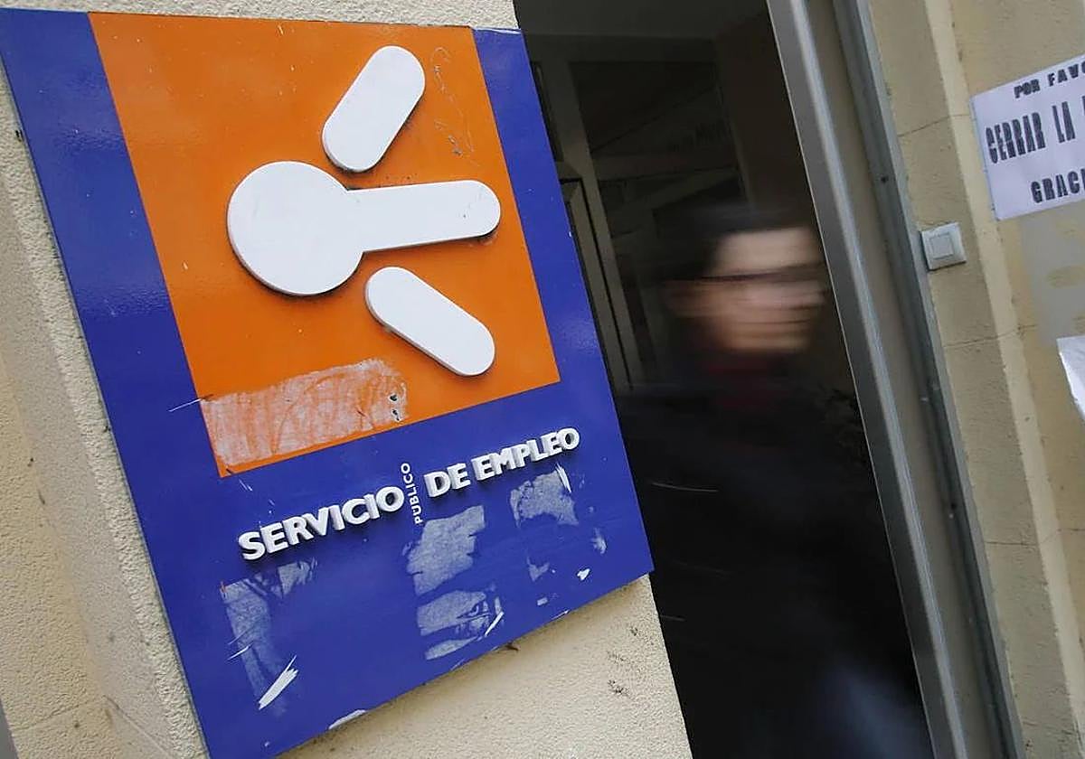 Asturias reduce el paro en 994 personas en abril.