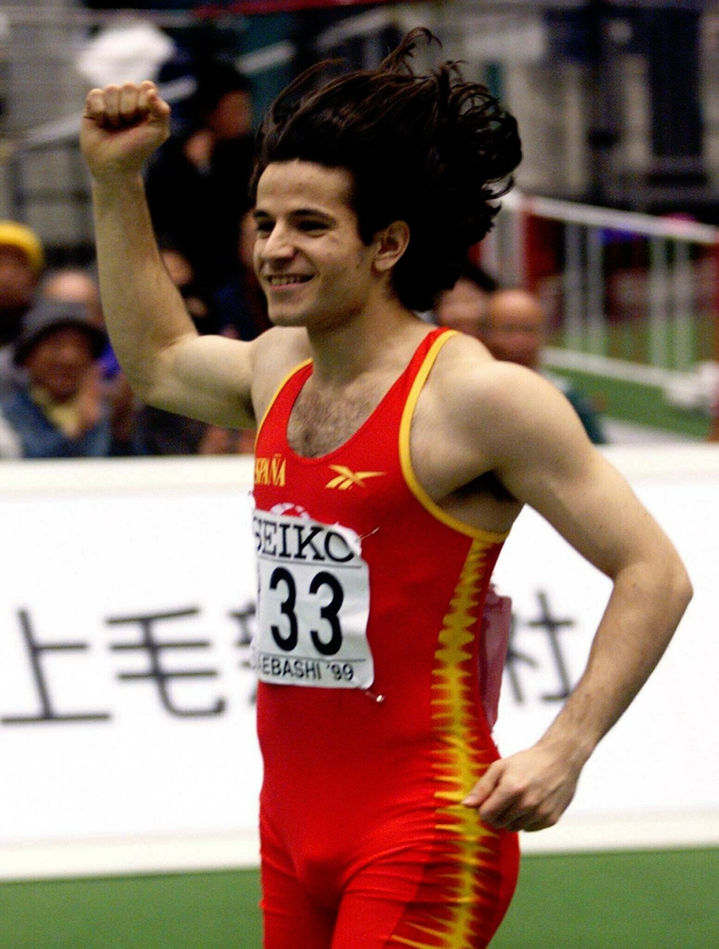 Yago Lamela victorioso, tras proclamarse subcampeón mundial de longitud con un salto de 8,56 metros que suponía, además, un nuevo récord de Europa en pista cubierta en Maebashi en 1999.