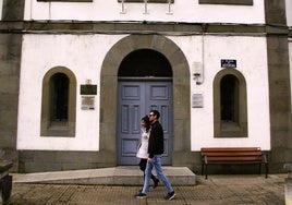 Entrada a los juzgados de Cangas del Narcea.