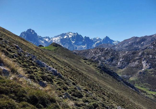 Vistas hacia el macizo de los Urrieles camino del Jascal