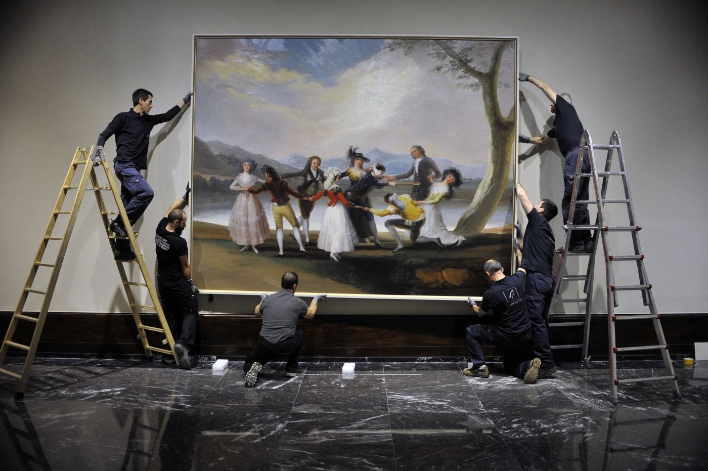 Instalación de una obra de Francisco de Goya, 'La gallina ciega', en el Museo de Bellas Artes de Bilbao en el año 2018.