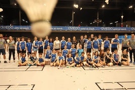 Jugadores y técnicos del Bádminton Oviedo, ayer, antes de iniciar el habitual entrenamiento en el Corredoria Arena.