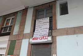 Una de las pancartas colocadas por la vecina que ha impulsado la denuncia reclamando que la actividad se inicie en La Plaza a las 7 horas.