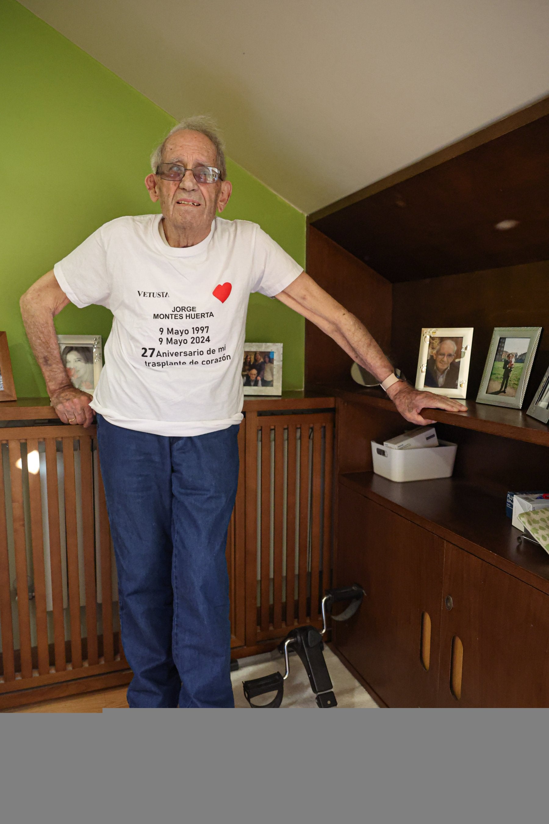 Jorge Montes posa con la camiseta que recuerda los 27 años del trasplante al que fue sometido.