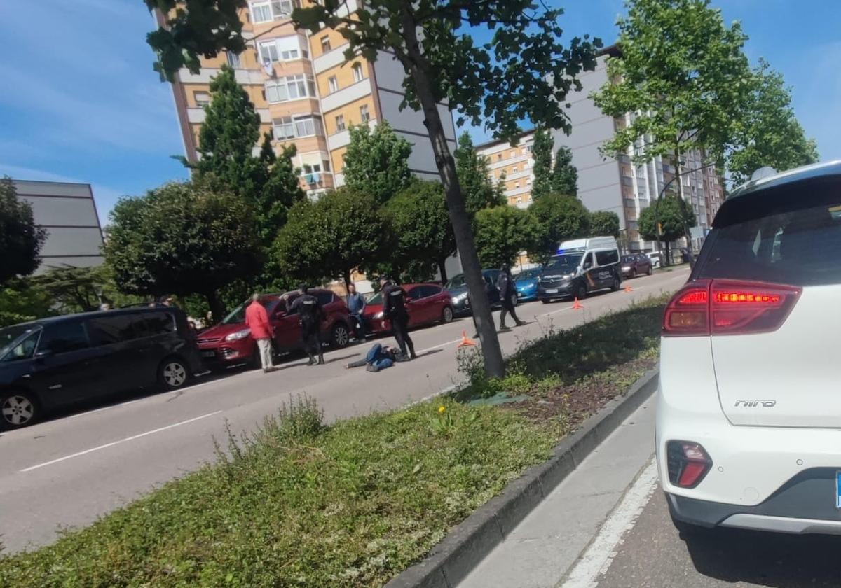 El motorista resultó herido tras chocar contra un coche.