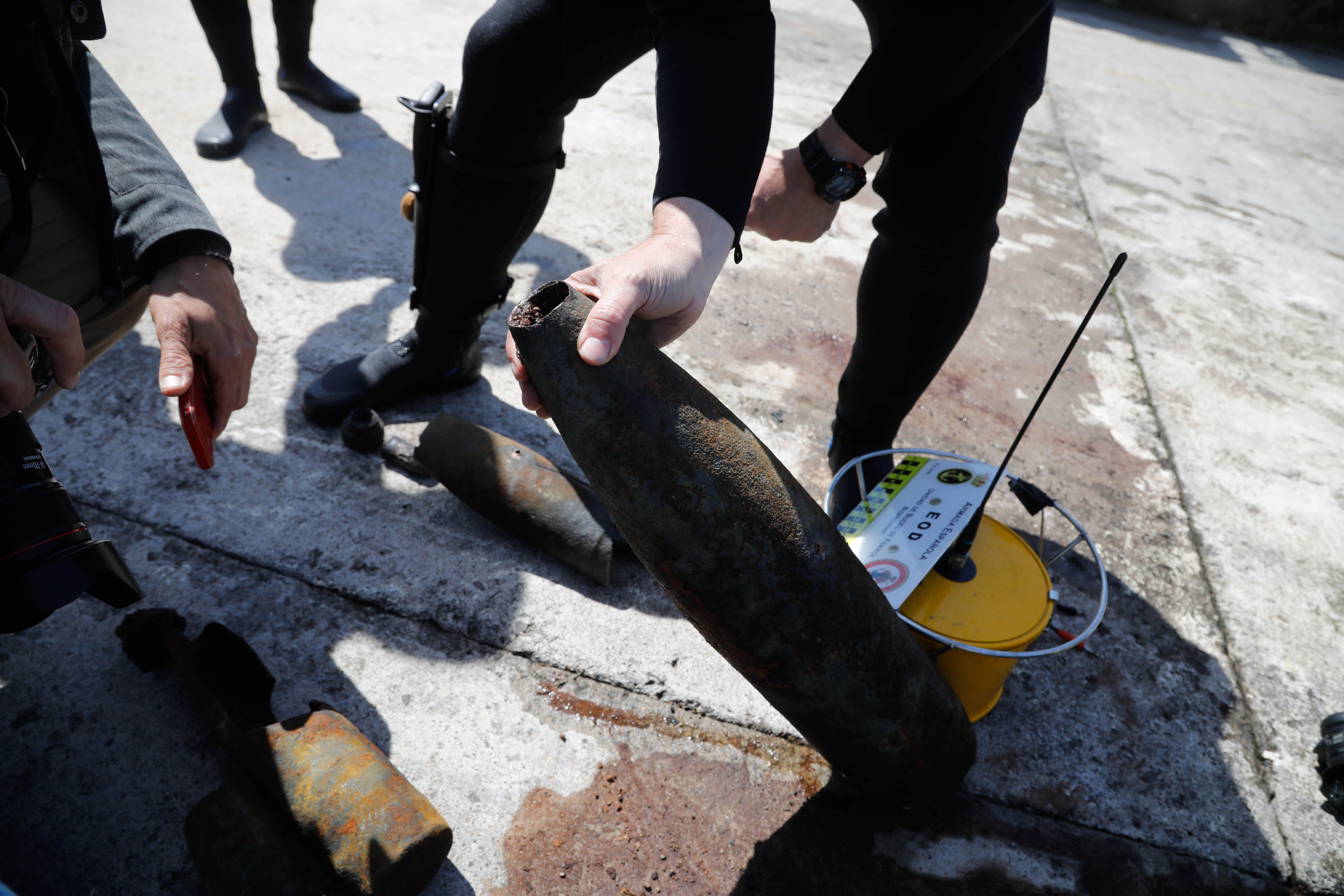 Así fue la búsqueda de proyectiles de artillería en la costa de Gijón