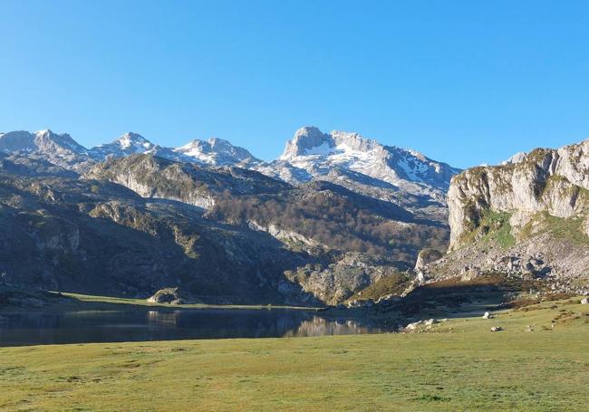 Inicio de ruta, en la zona de la Tiese, junto al lago Ercina y con vistas despampanantes de los Picos de Europa