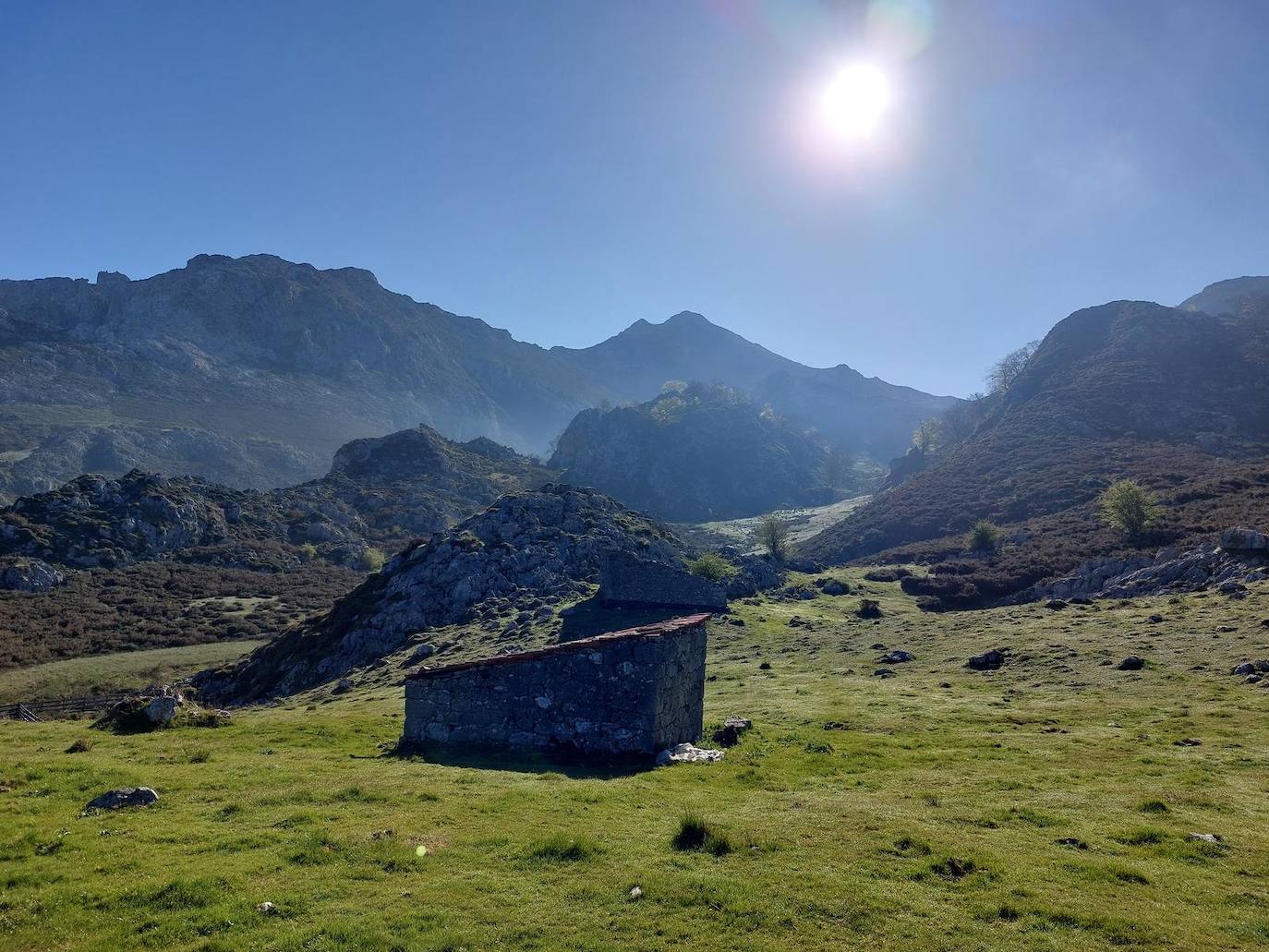 Vega Espines y, al fondo, el Jascal