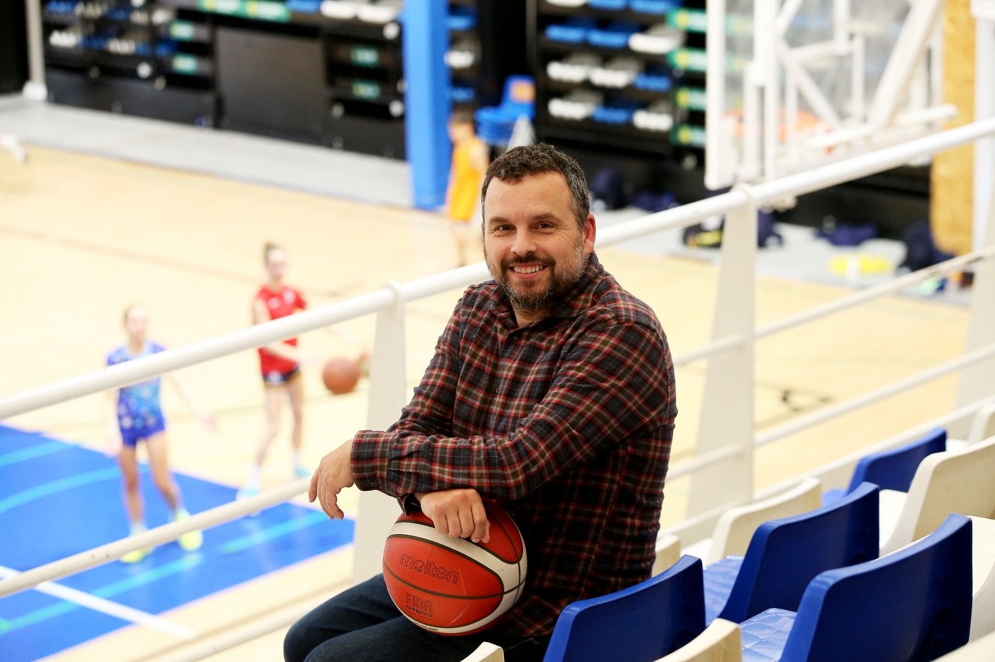 Fernando García, ayer, en la grada del polideportivo de Pumarín.