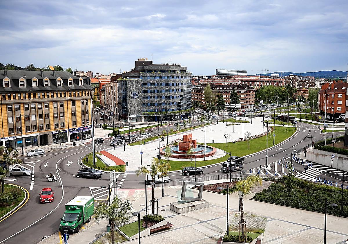 La nueva glorieta de entrada por la Cruz Roja, uno de los puntos con mayor tráfico de la ciudad.