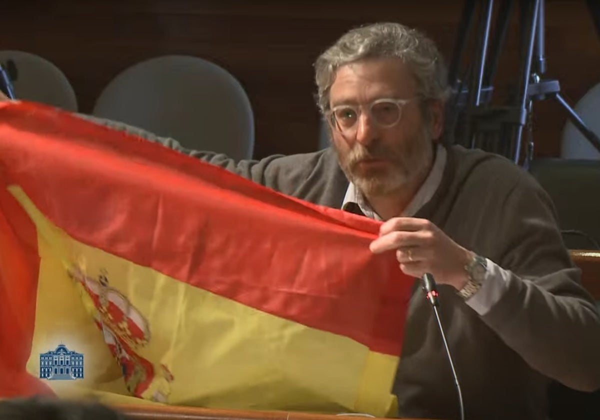 El diputado de Vox, Javier Jové Sandoval, ofrece una bandera de España a la consejera.