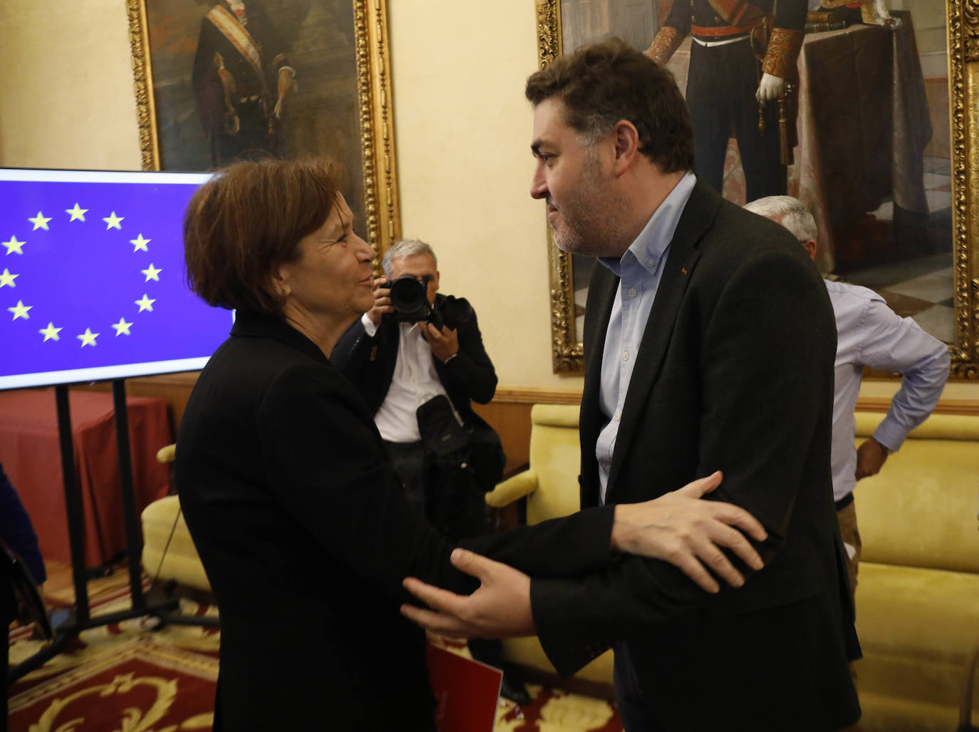 Jonás Fernández, diputado de Asturias al Parlamento Europeo salundando a la alcaldesa, Carmen Moriyón