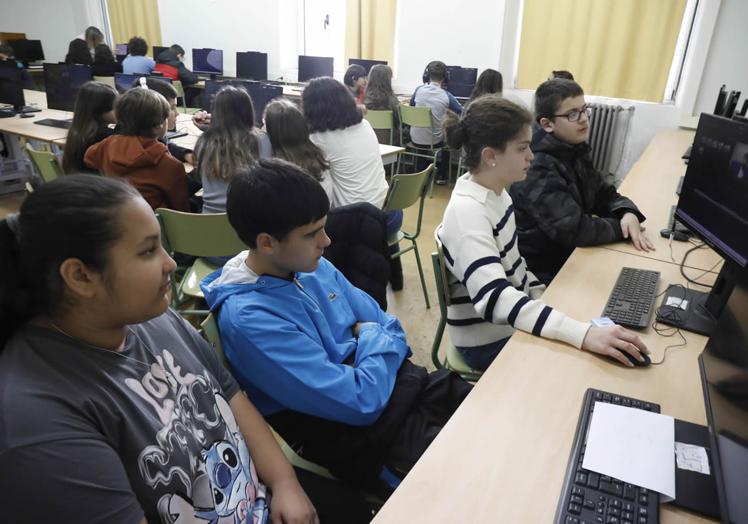 Ana, Unai, Sofía y Dani editando su noticia