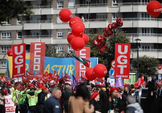 Pasada manifestación por el 1 de mayo convocada por los sindicatos en Langreo.