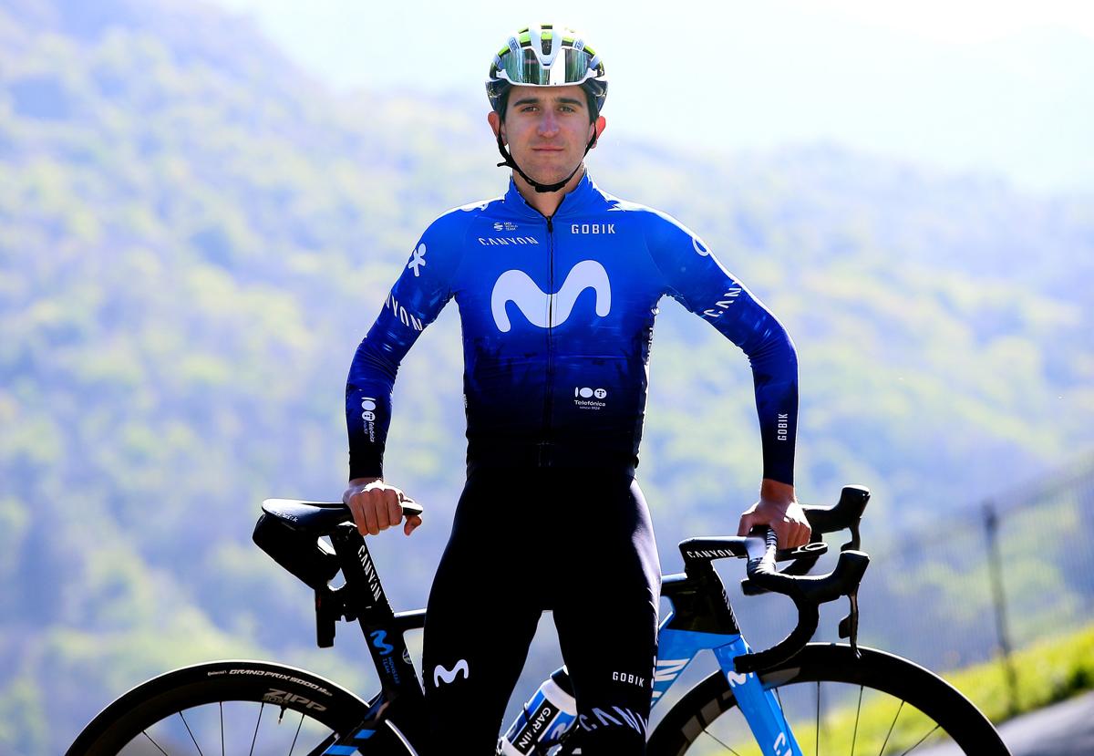 Pelayo Sánchez luciendo el maillot del Movistar Team.