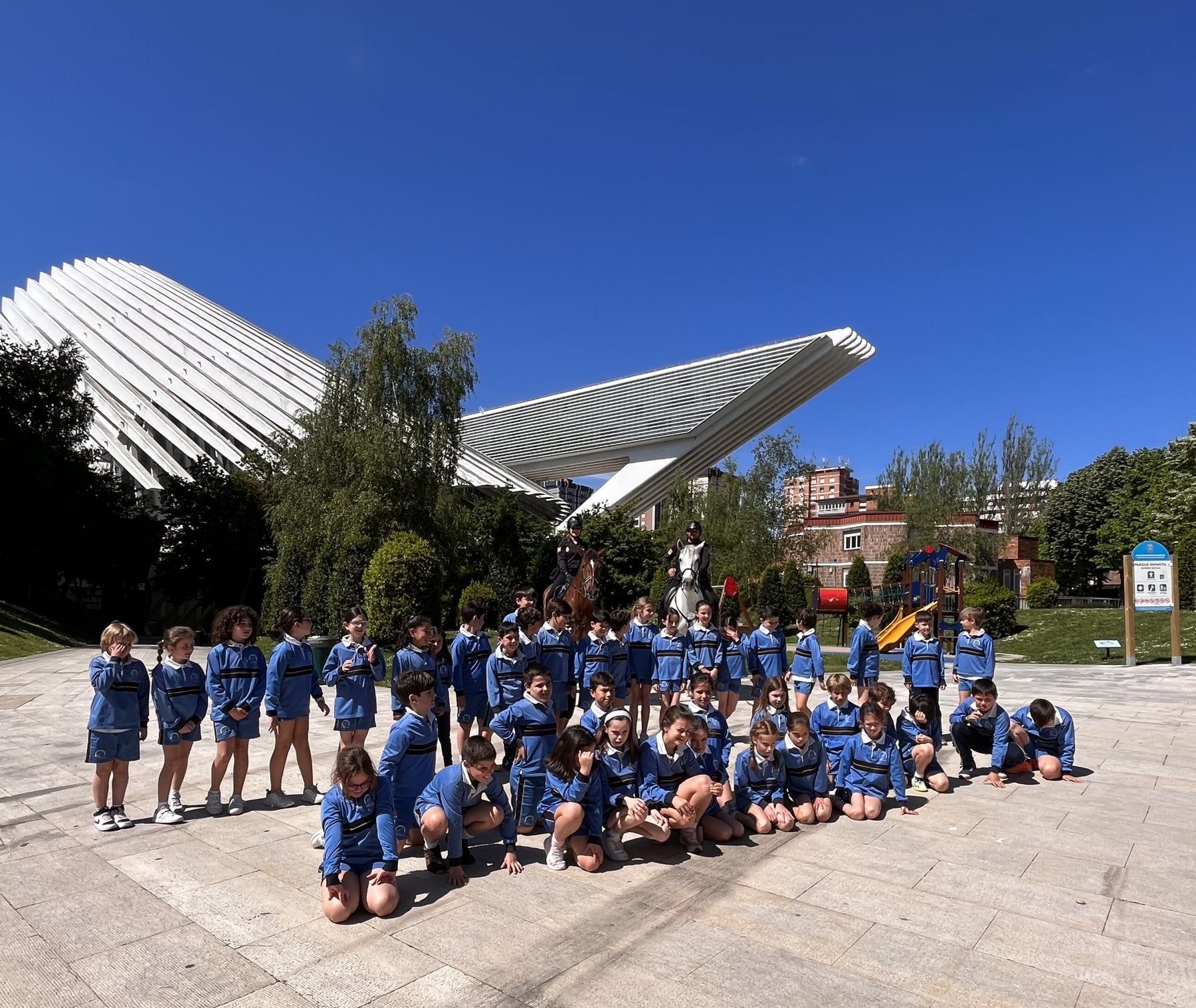 Los escolares posan para la foto con la unidad de Caballería.