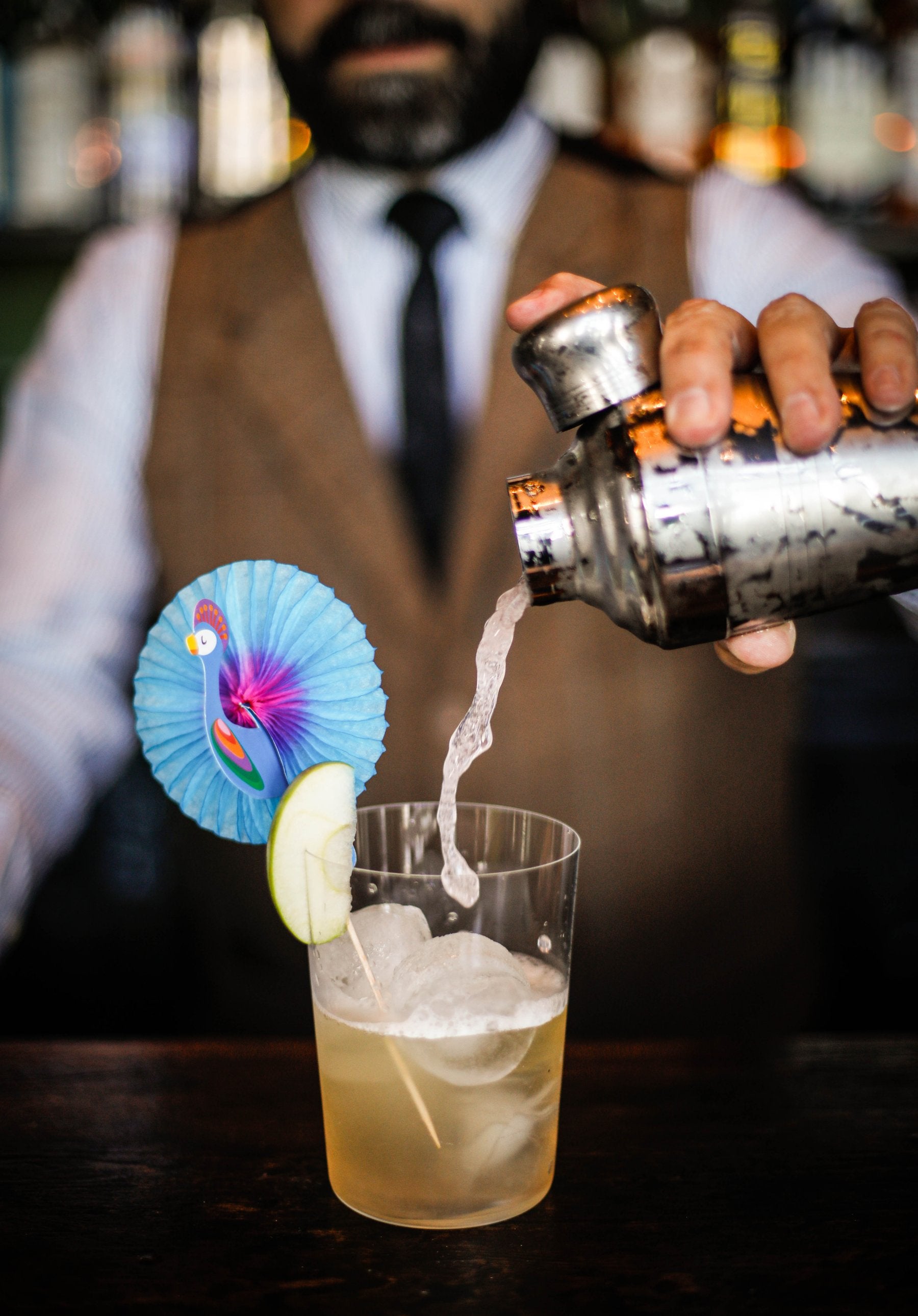 Borja Cortina prepara un cóctel en Varsovia y lo decora con un pavo real, tendencia en los primeros 2000.