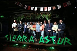 Pepe Sariego, César Suárez Junco, Fernando Martínez, Alexandra Santibáñez, Raquel Álvarez, Delia Losa, Verónica Álvarez, Marcelino Marcos, Juan Cofiño, Laura Zapico y Alfredo García Quintana, en el XVIII 'Asturies, el país de los 100 quesos' celebrado en Tierra Astur El Vasco.