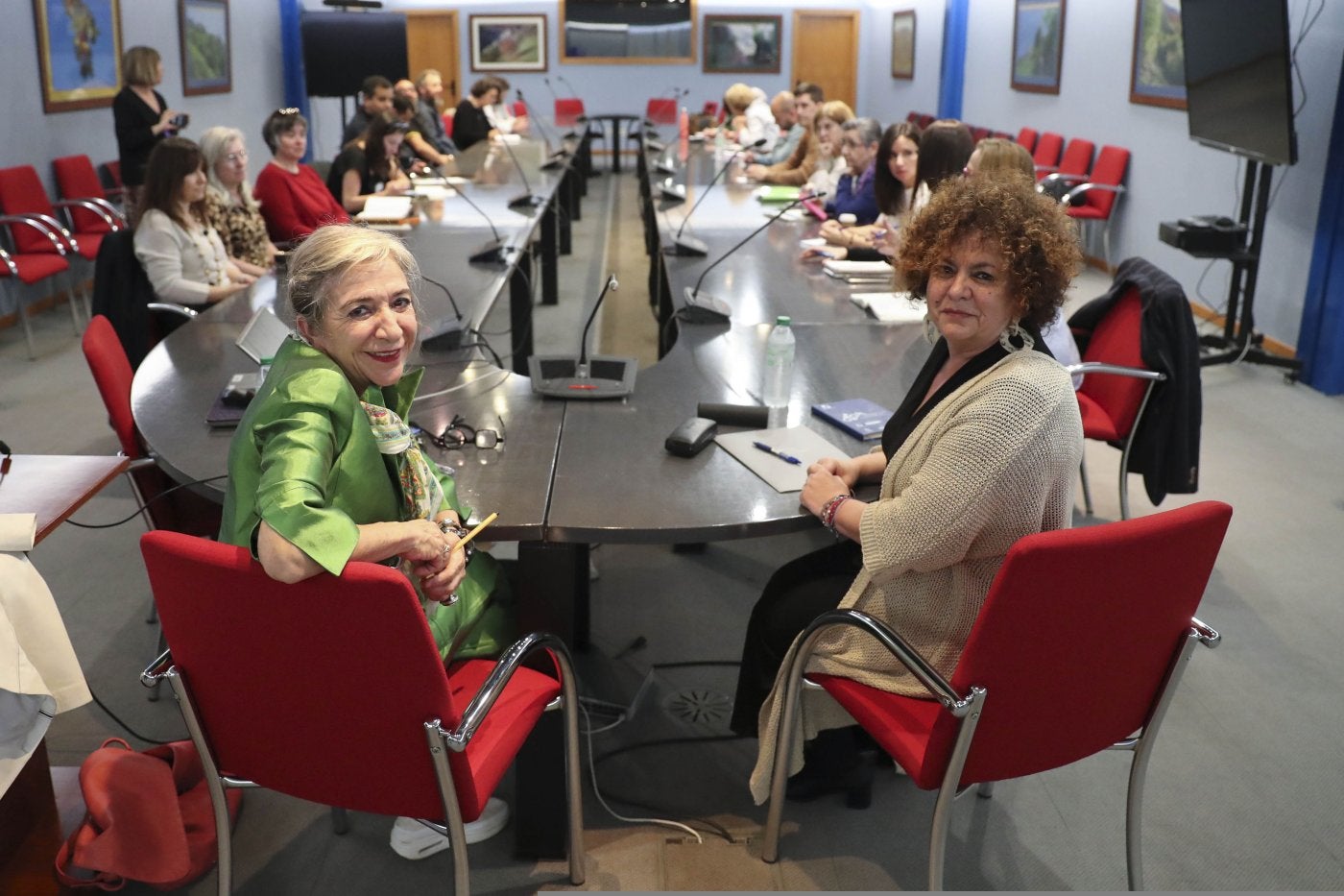 Belén Barrero y Marta del Arco, en la reunión que mantuvieron ayer con los directores de todos los centros de menores.