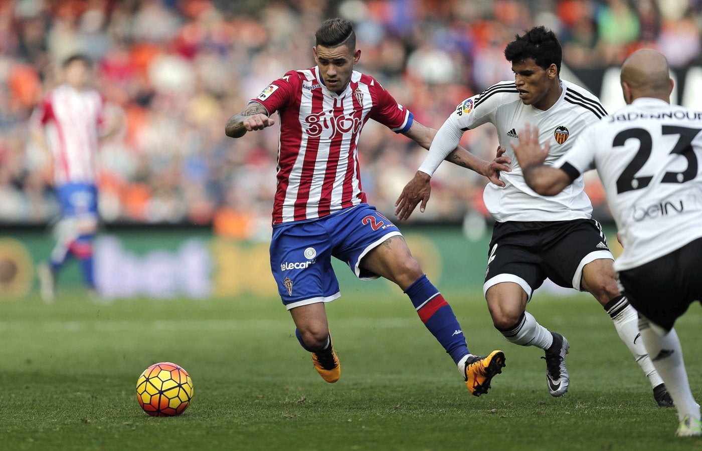 Sanabria, rodeado de valencianistas, el doce de septiembre de 2015, en El Molinón.