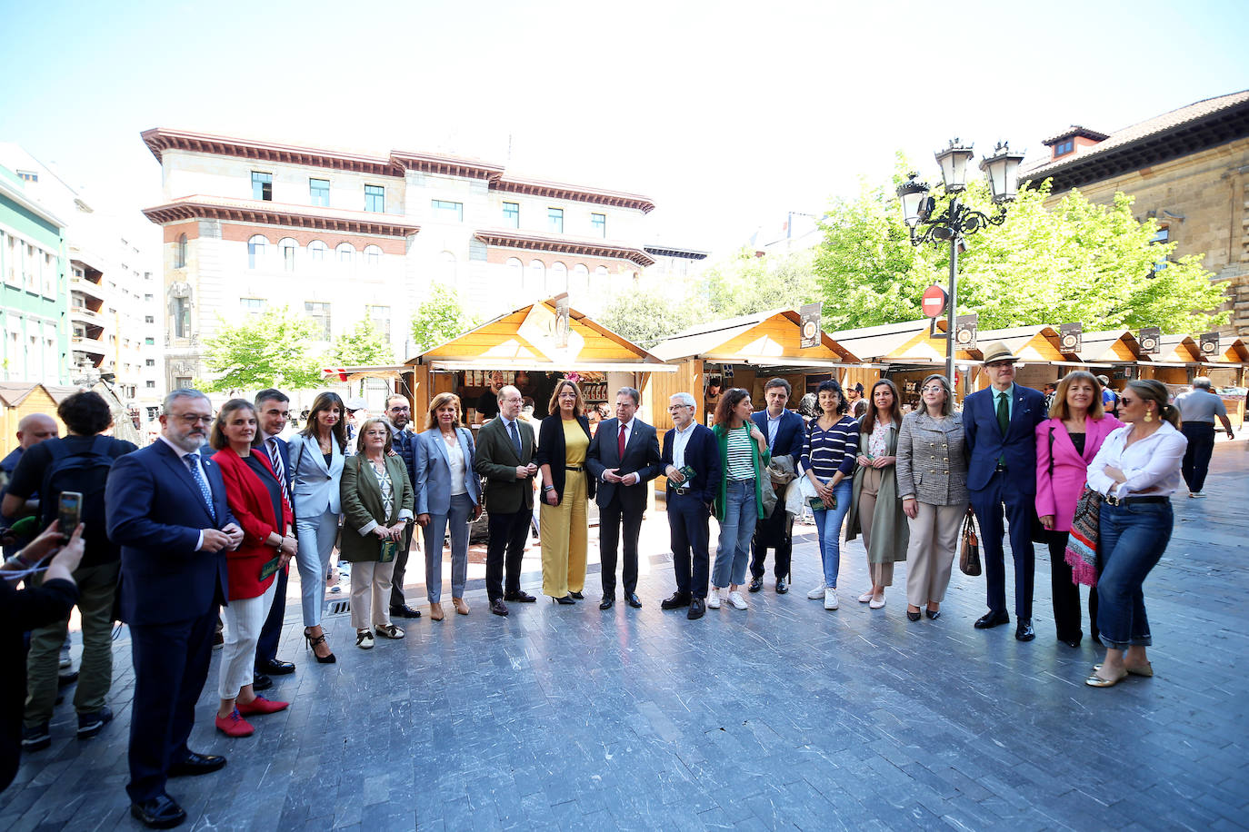 El alcalde, en el centro, con concejales de todos los grupos municipales en Porlier.