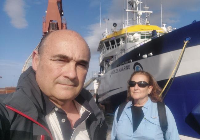 Javier Cristobo, investigador del Centro Oceanográfico de Gijón, junto a Pilar Ríos.