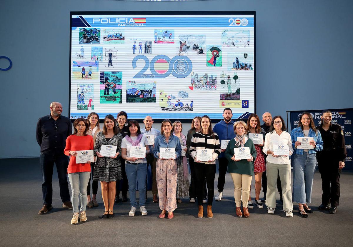 1.200 alumnos de trece colegios de Oviedo han participado en el primer concurso de dibujo convocado por la Policía Nacional con motivo de su bicentenario.