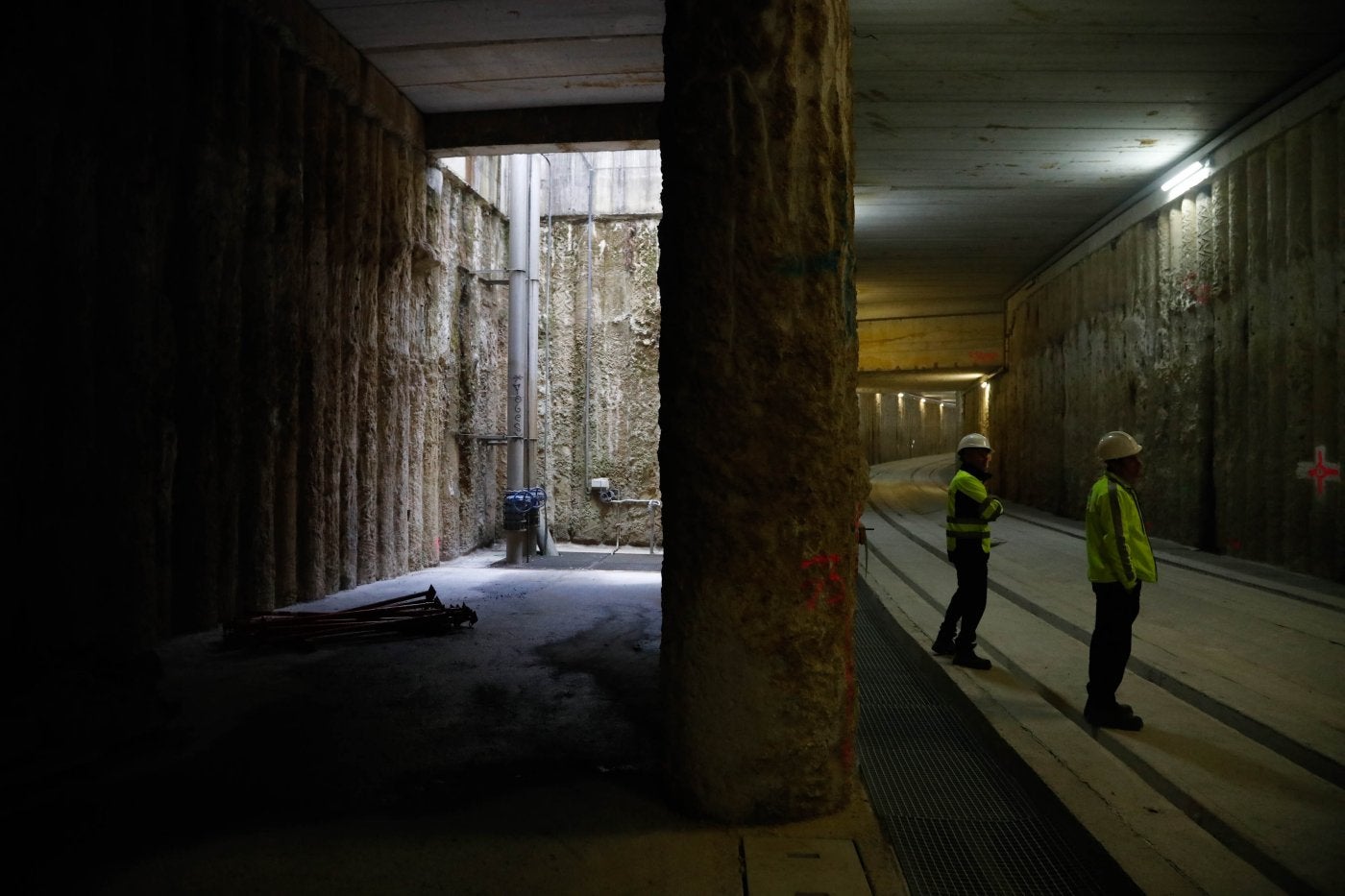 La estación de bombeo, a la izquierda de la imagen, en el tramo soterrado en Valnalón.