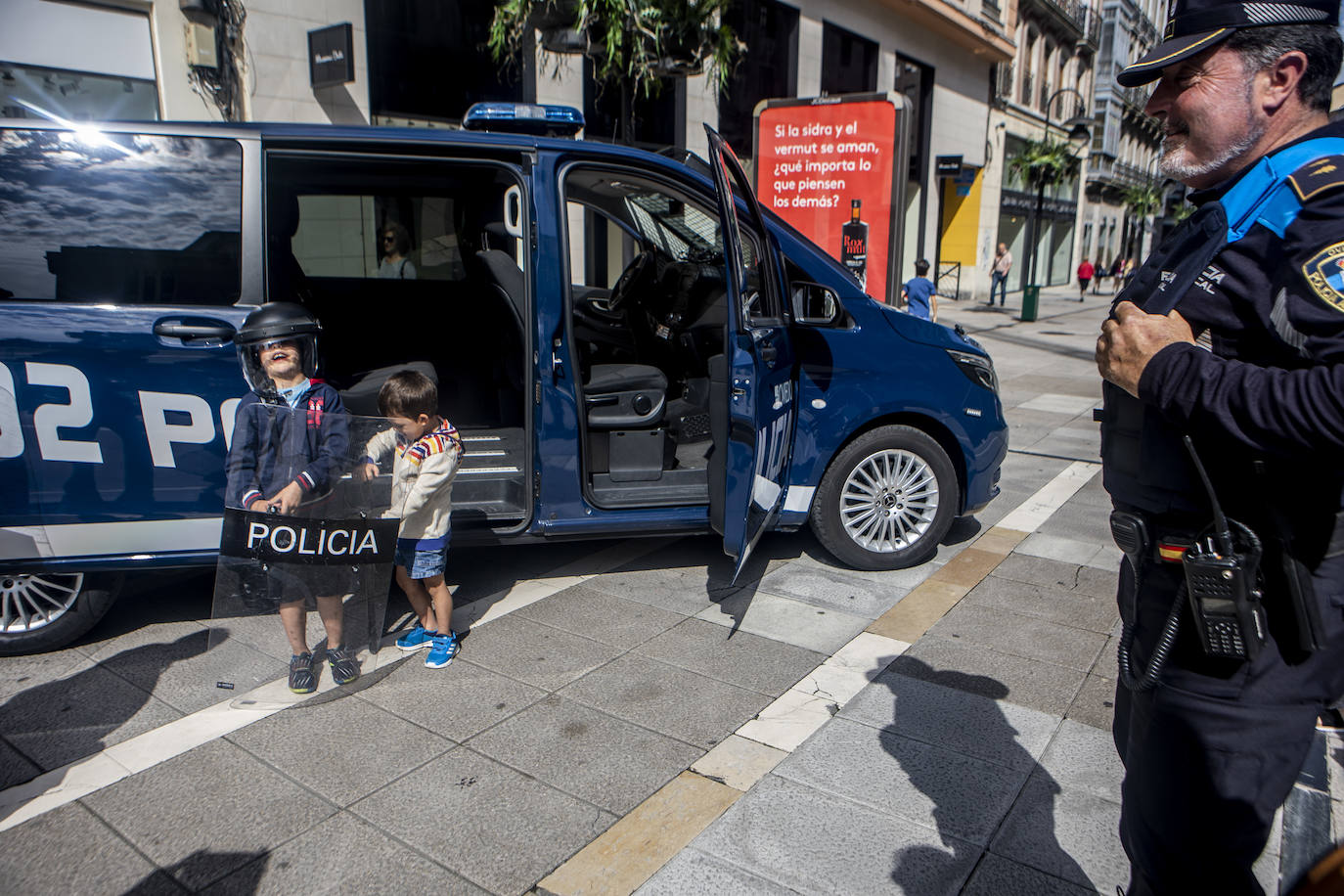 Los niños de Oviedo se convierten en bomberos y policías