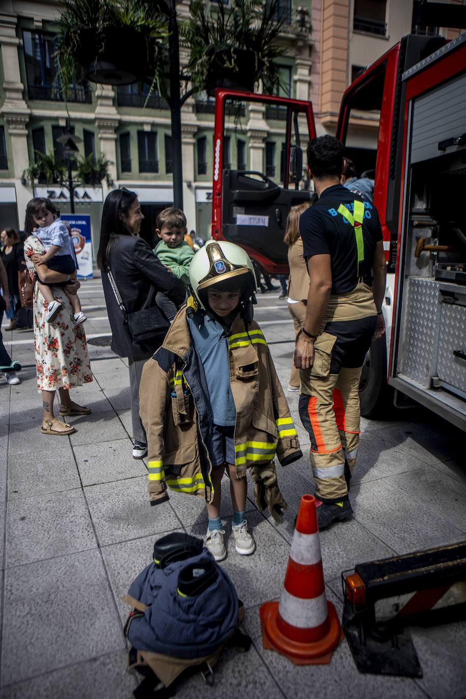 Los niños de Oviedo se convierten en bomberos y policías