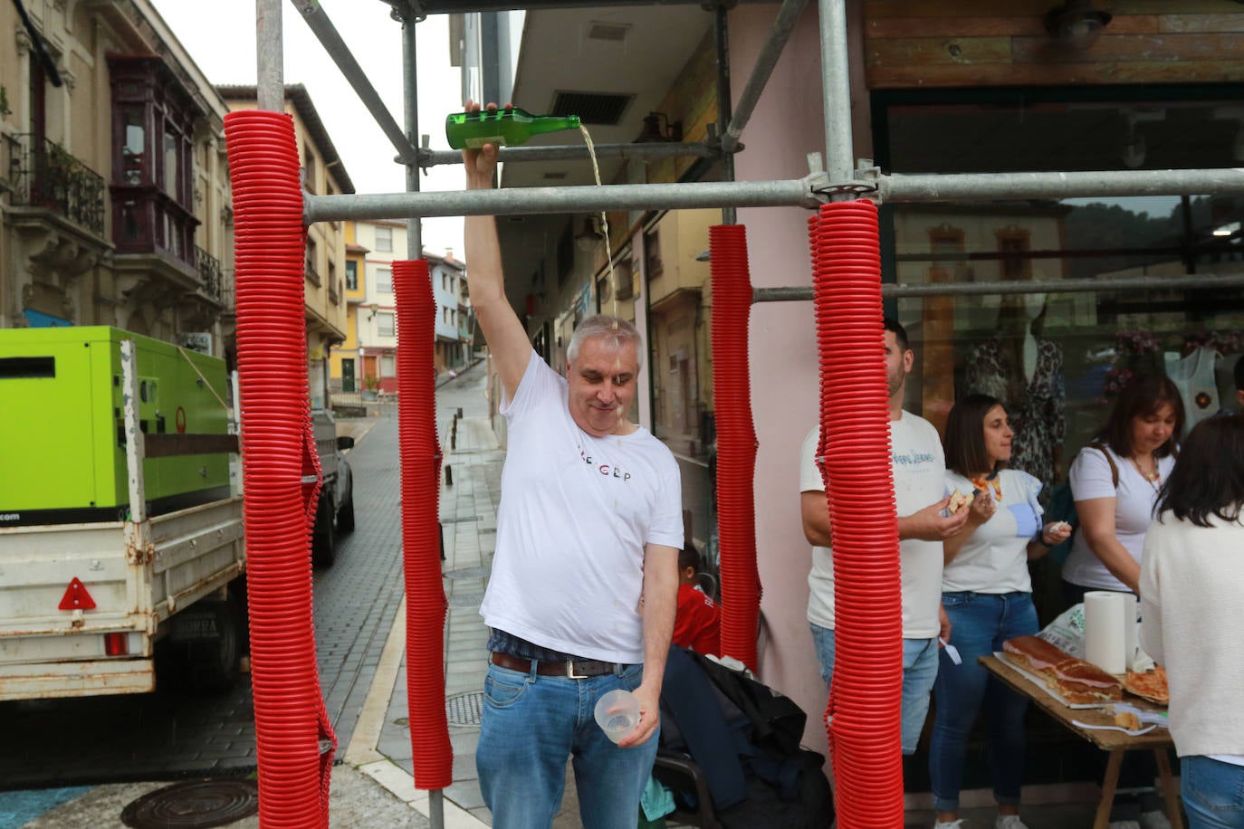 La comida en la calle de Laviana, en imágenes