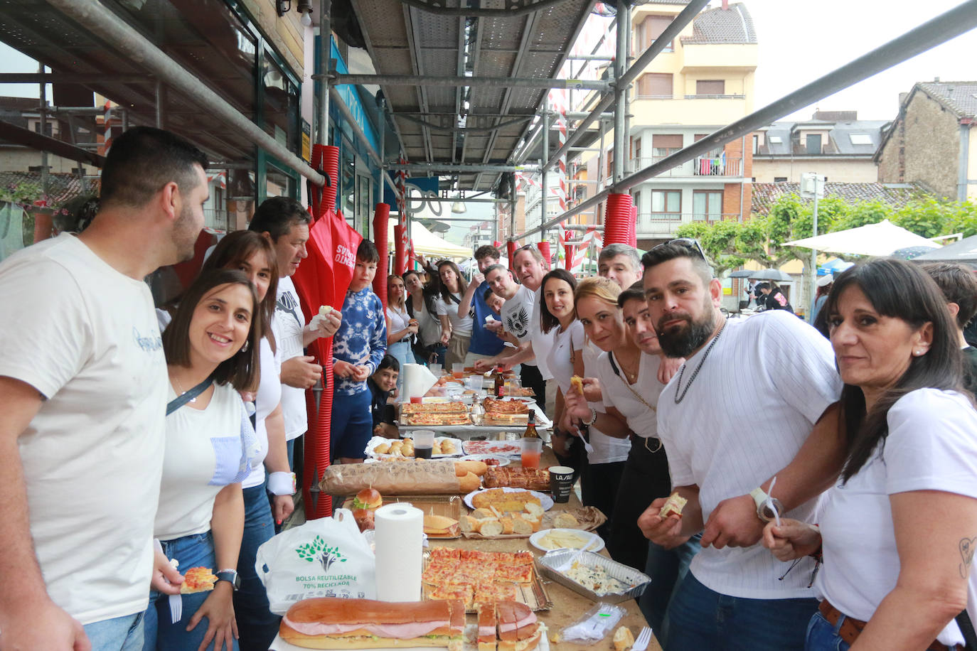 La comida en la calle de Laviana, en imágenes