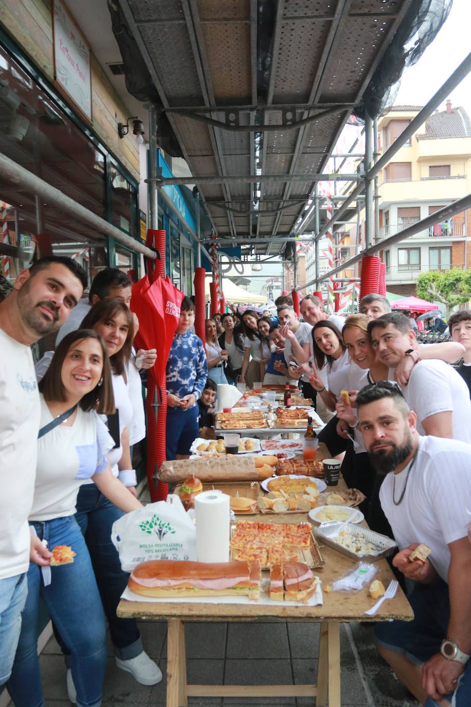La comida en la calle de Laviana, en imágenes