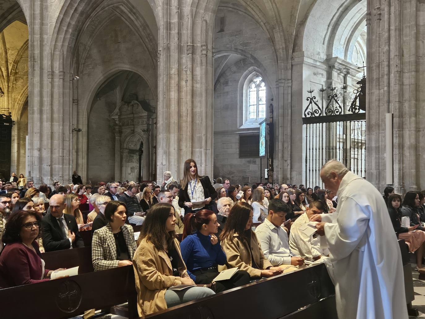 282 personas reciben el sacramento de la confirmación en la Catedral de Oviedo