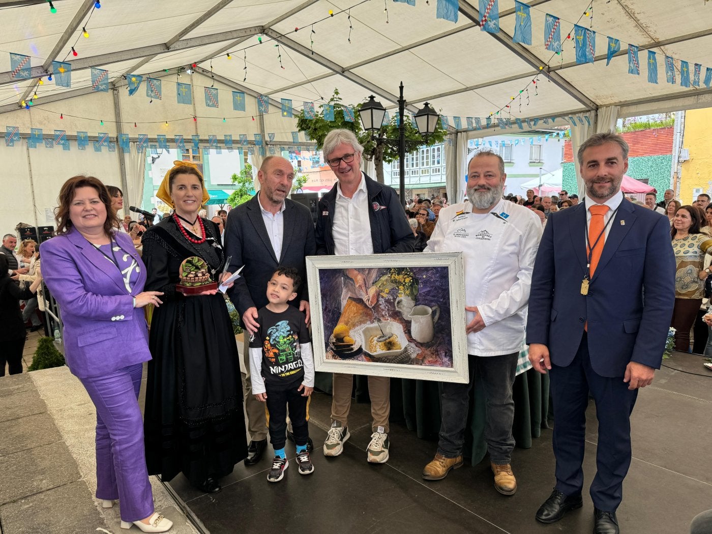 Los ganadores del concurso del arroz con leche posan con Juan Cofiño, Marcos Niño y el alcalde de Cabranes.