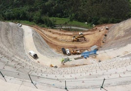 Treinta millones y 50 operarios construyen en Casazorrina el mayor talud de España